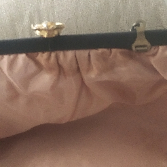 VINTAGE BLACK SILK PURSE/CLUTCH BAG WITH CHAIN INSIDE. - Picture 9 of 10